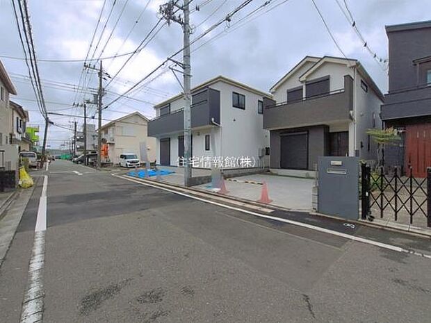 前面道路を含めた現地写真です。