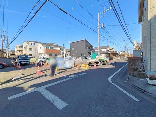 前面道路を含めた現地写真です。