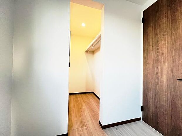 ウォークインクローゼットがあり収納スペースも豊富。季節物もスッキリ片付きそうです。