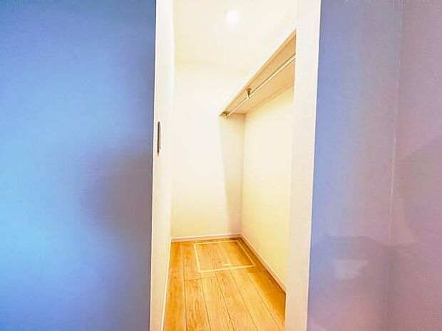 ウォークインクローゼットがあり収納スペースも豊富。季節物もスッキリ片付きそうです。