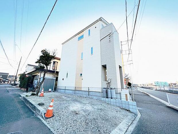 前面道路を含めた現地写真です。