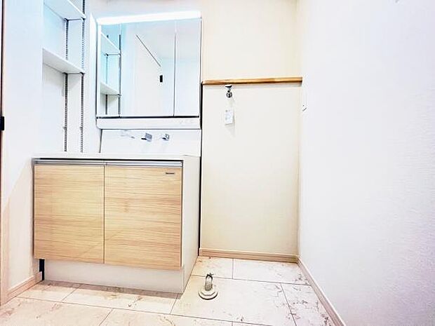 ランドリースペースです。身支度を整えながら洗濯機の操作を行えます。