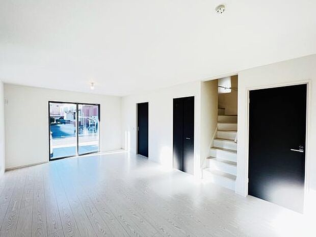 家族団らんの場所としてゆったりと居心地の良いリビングです。