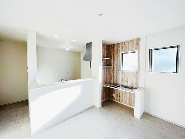 お食事中もキッチンと会話が楽しめるダイニングスペース。