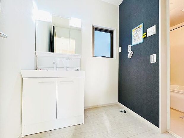 洗面化粧台です。朝の身支度から1日が始まります。