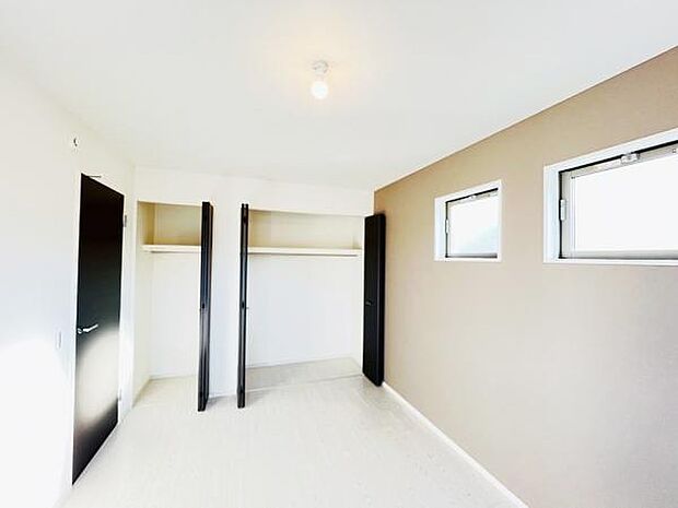 いつでもお部屋をスッキリお使い頂ける収納スペースを設置。