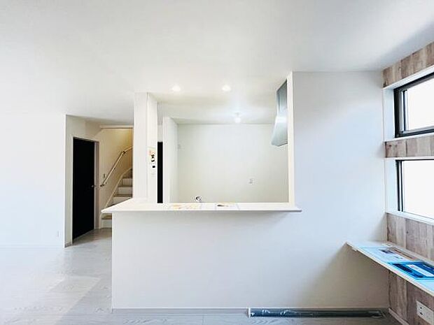 お食事中もキッチンと会話が楽しめるダイニングスペース。