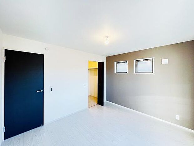 明るい広々とした主寝室でご家族ゆっくりお休みになれますね。