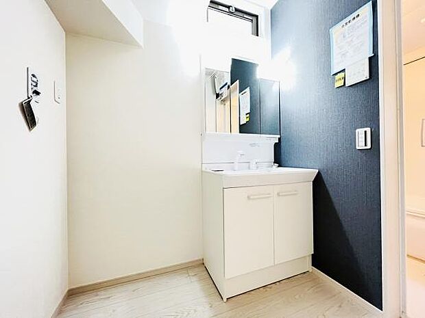 洗面化粧台です。朝の身支度から1日が始まります。