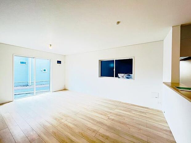 お食事中もキッチンと会話が楽しめるダイニングスペース。