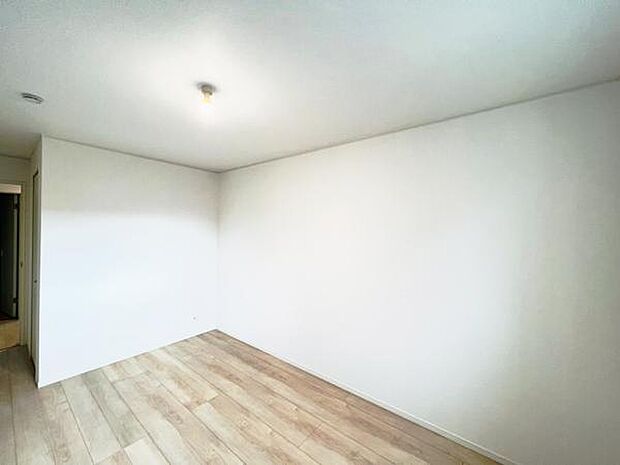 約7.5帖の主寝室スペースです。お子様が小さいうちは一緒に就寝できますね。