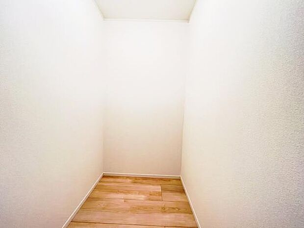 ウォークインクローゼットがあり収納スペースも豊富。季節物もスッキリ片付きそうです。