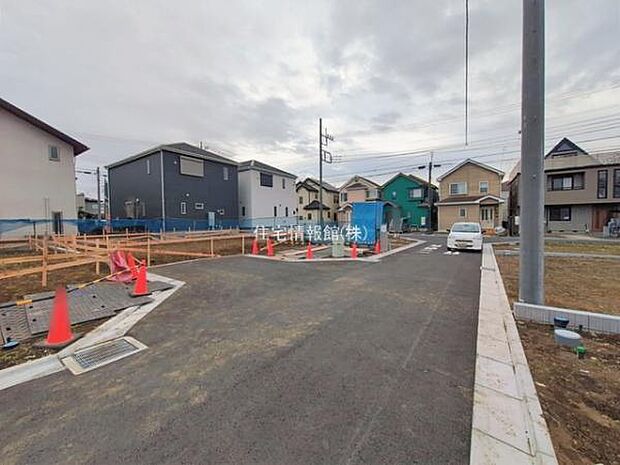 前面道路を含めた現地写真です。