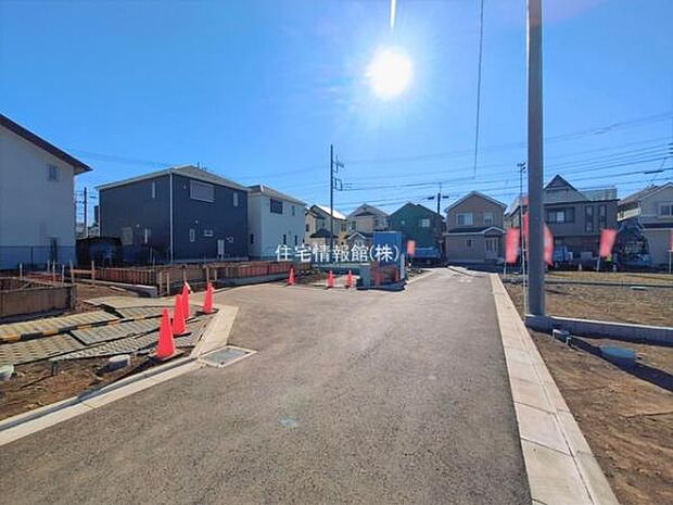 前面道路を含めた現地写真です。