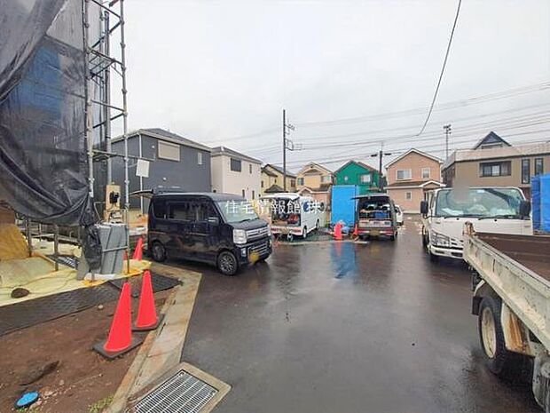 前面道路を含めた現地写真です。