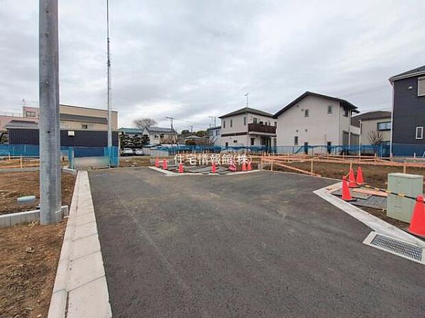 前面道路を含めた現地写真です。