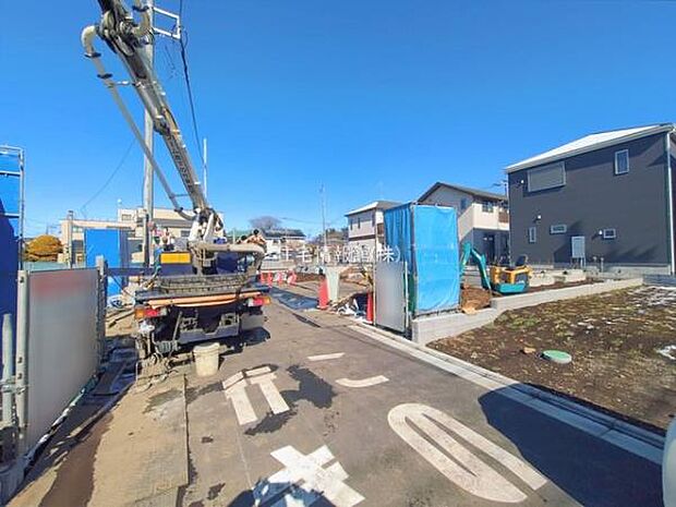 前面道路を含めた現地写真です。