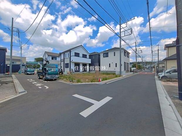 前面道路を含めた現地写真です。