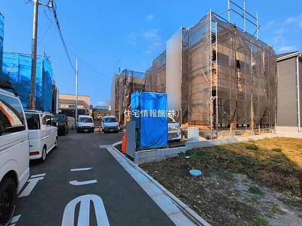 前面道路を含めた現地写真です。