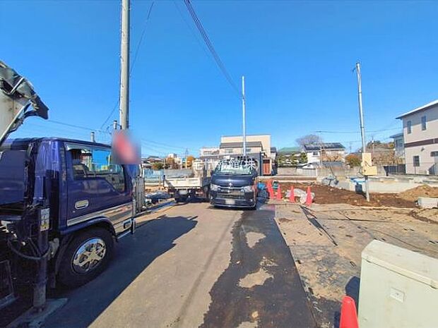 前面道路を含めた現地写真です。