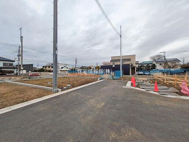 前面道路を含めた現地写真です。