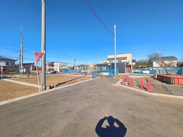 前面道路を含めた現地写真です。