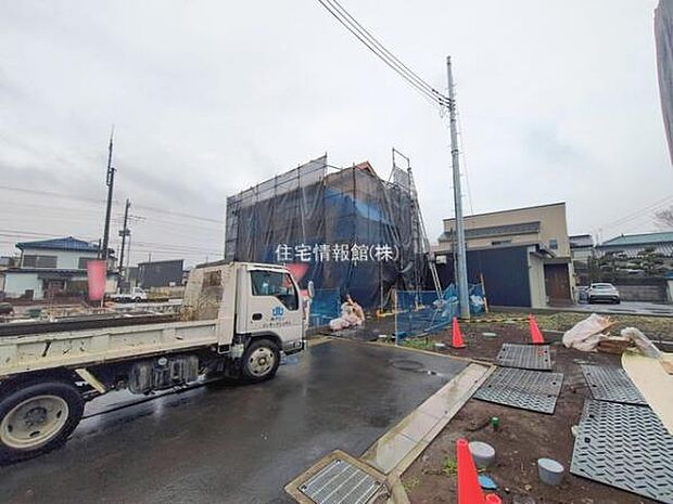 前面道路を含めた現地写真です。