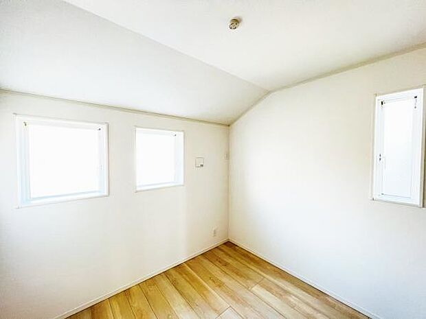 洋室は、風通しが良く明るく快適な空間です。ゆったりと読書など、趣味にも没頭できそうです。