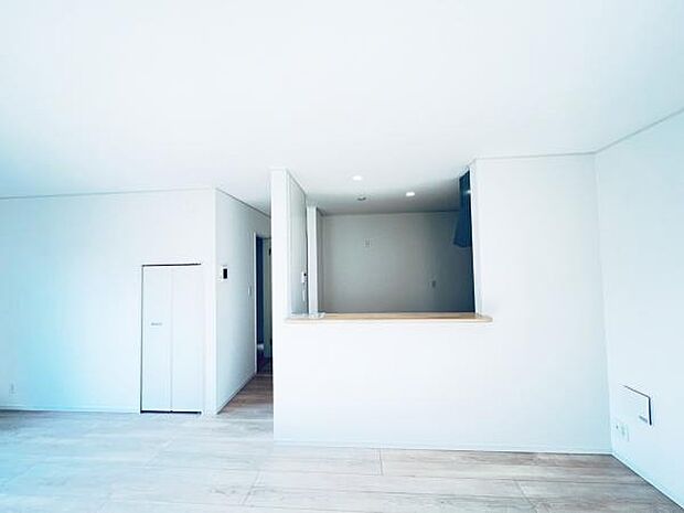 お食事中もキッチンと会話が楽しめるダイニングスペース。