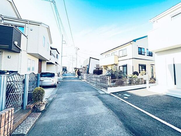 前面道路を含めた現地写真です。