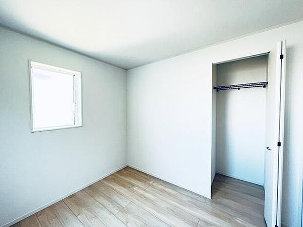 木の温もりが優しいフローリングの収納スペース付き洋室です。