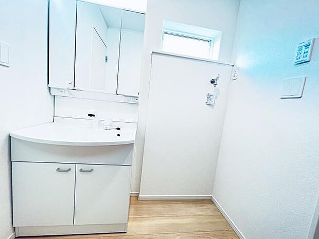 ランドリースペースです。身支度を整えながら洗濯機の操作を行えます。