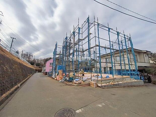 前面道路を含めた現地写真です。