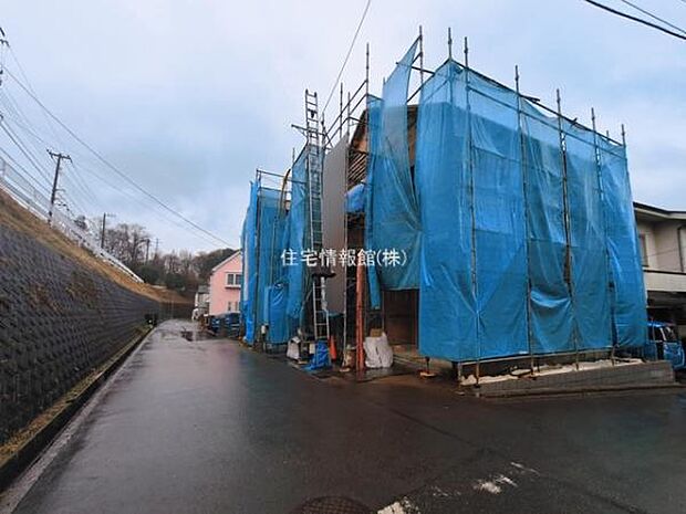 前面道路を含めた現地写真です。