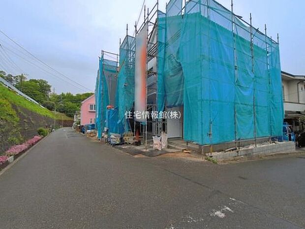 前面道路を含めた現地写真です。