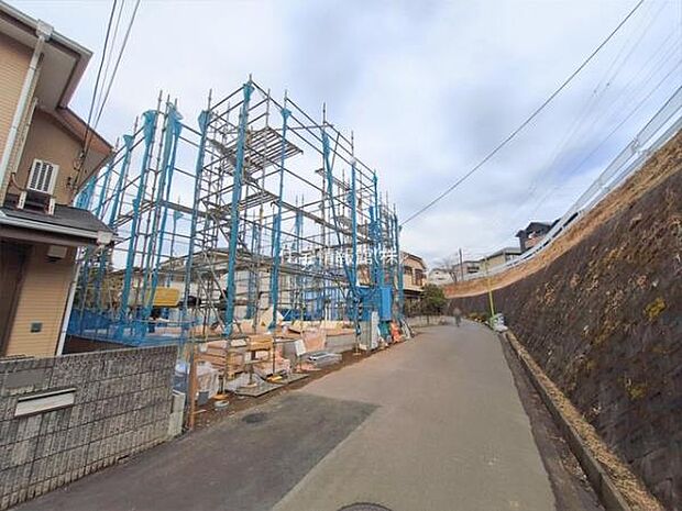 前面道路を含めた現地写真です。