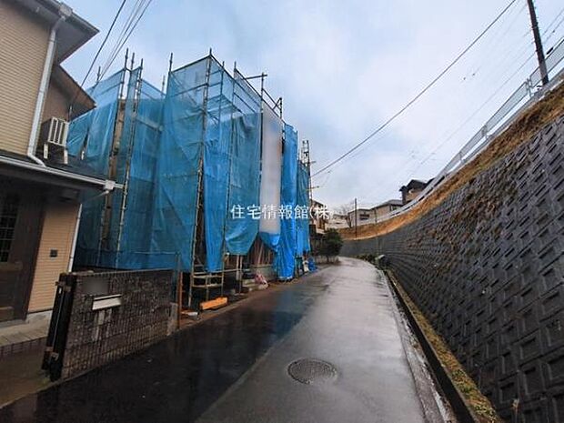 前面道路を含めた現地写真です。