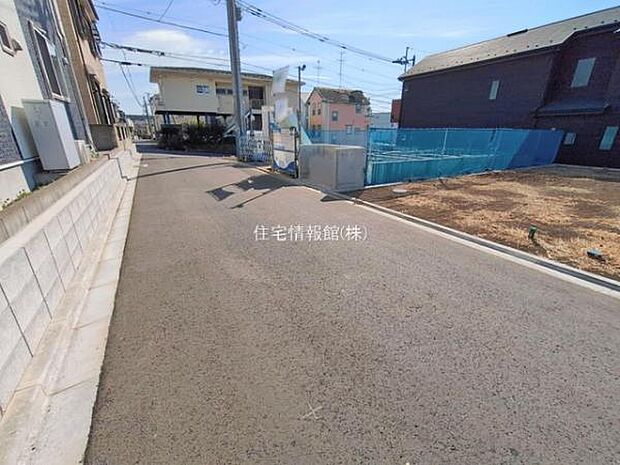 前面道路を含めた現地写真です。