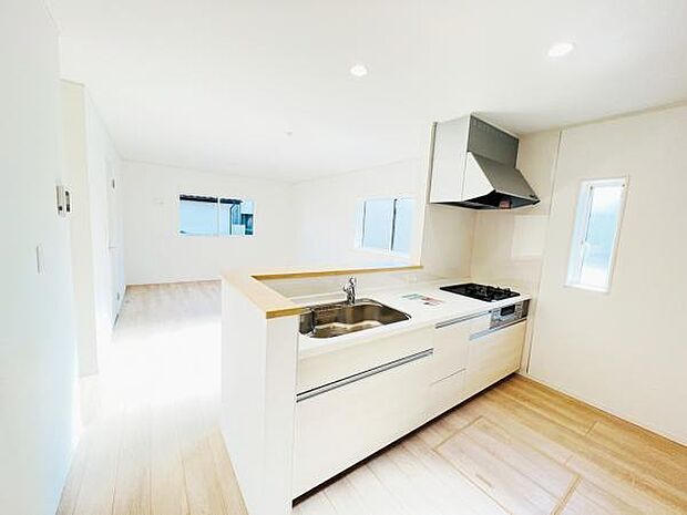 お食事中もキッチンと会話が楽しめるダイニングスペース。