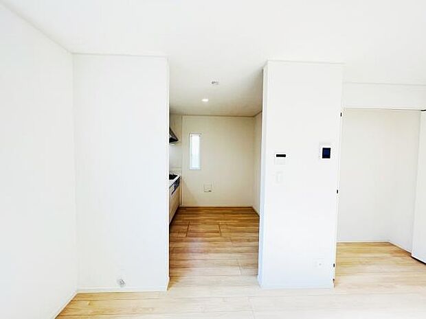 お食事中もキッチンと会話が楽しめるダイニングスペース。