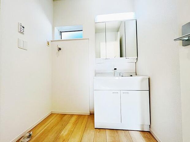 洗面化粧台です。朝の身支度から1日が始まります。