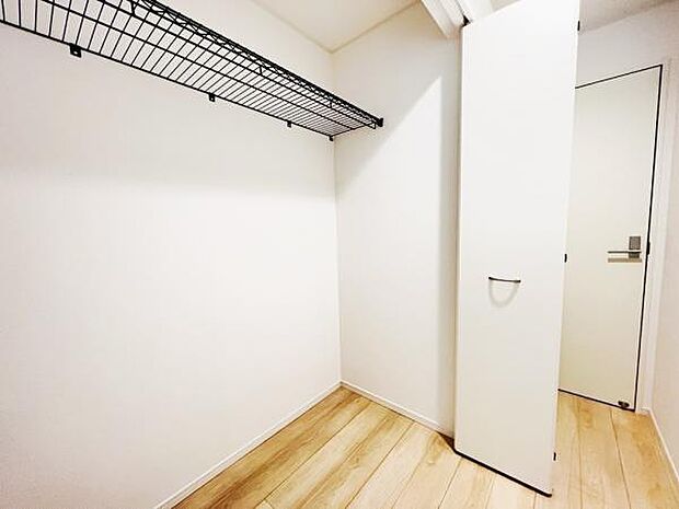 いつでもお部屋をスッキリお使い頂ける収納スペースを設置。