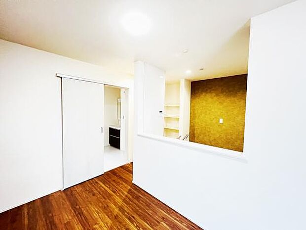 お食事中もキッチンと会話が楽しめるダイニングスペース。