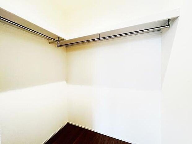 ウォークインクローゼットがあり収納スペースも豊富。季節物もスッキリ片付きそうです。
