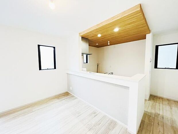 お食事中もキッチンと会話が楽しめるダイニングスペース。