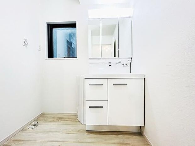 洗面化粧台です。朝の身支度から1日が始まります。
