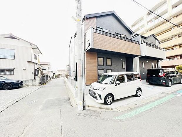 前面道路を含めた現地写真です。