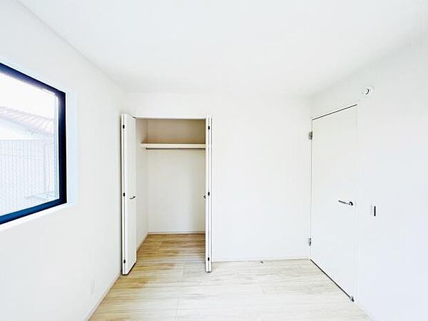 木の温もりが優しいフローリングの収納スペース付き洋室です。