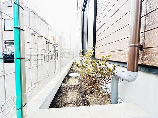 お庭があり開放感たっぷりです。季節のお花を楽しんだり、家庭菜園もお楽しみいただきます。