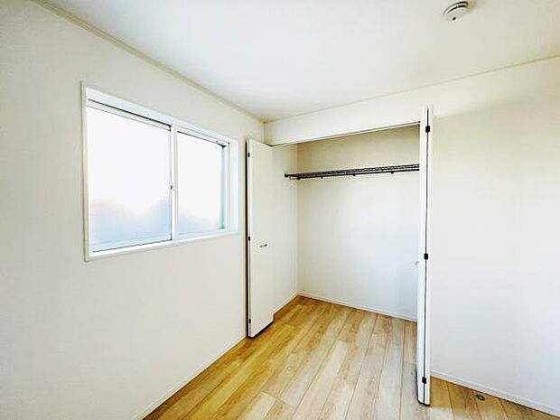 いつでもお部屋をスッキリお使い頂ける収納スペースを設置。